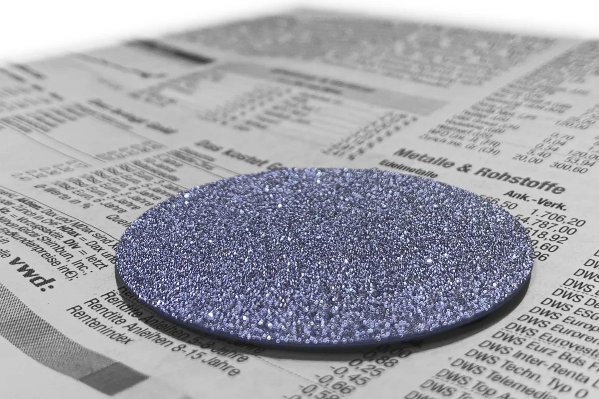 Edelmetall kristallines OSMIUM als Disk (© OSMIUM Deutschland)