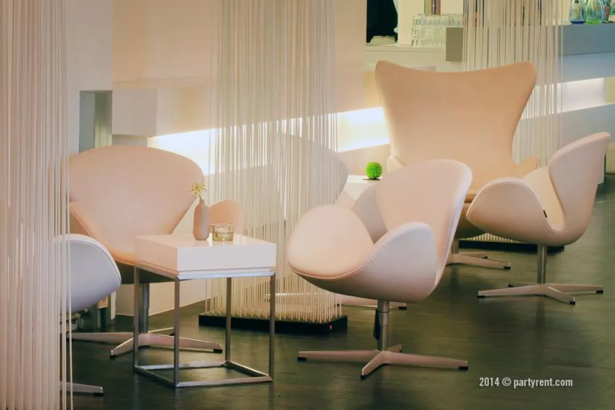 Abstrakte, organische Sessel vom Bauhaus inspiriert - ‚Swan' und 'Egg' von Arne Jacobsen
