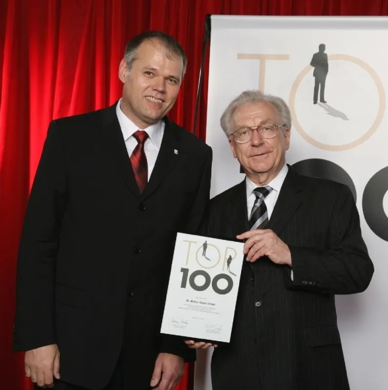 v.l.n.r. Gerhard R. Daiger Geschäftsführer Dr. Walser Dental, Prof. Dr.h.c. Lothar Späth, Auszeichnung Top 100 Innovator auf der Zugspitze.