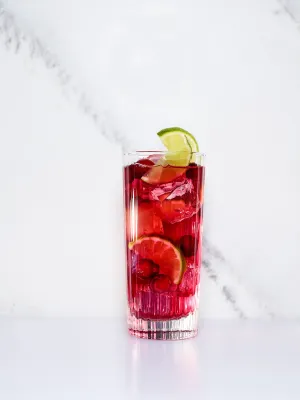 Bild: Erfrischend, pikant und fruchtig: Mit alkoholfreien „Cocktails und Waterdrinks“ den Sommer genießen