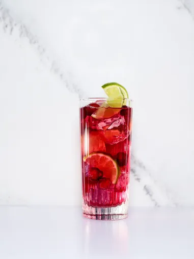 Bild: Erfrischend, pikant und fruchtig: Mit alkoholfreien „Cocktails und Waterdrinks“ den Sommer genießen