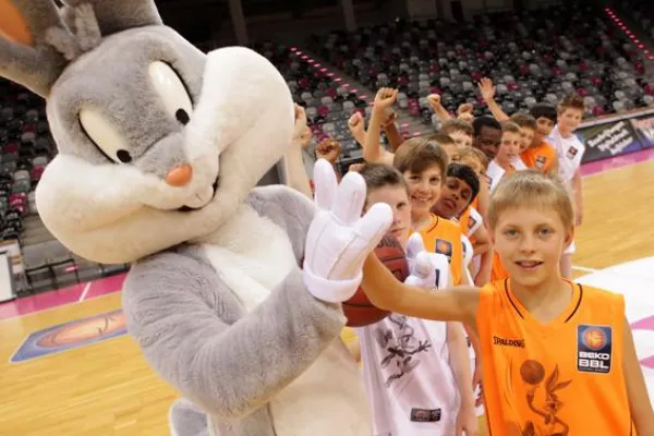 Bild: Bugs Bunny und Beko BBL begeistern Kinder für die Sportart Basketball