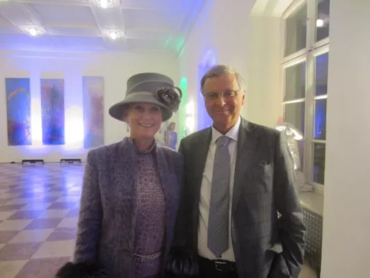 Bild: Vollblut-Politiker Wolfgang Bosbach trifft Personal-Shopperin Sonja Grau auf Schloss Nymphenburg in München