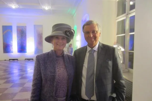 Bild: Vollblut-Politiker Wolfgang Bosbach trifft Personal-Shopperin Sonja Grau auf Schloss Nymphenburg in München