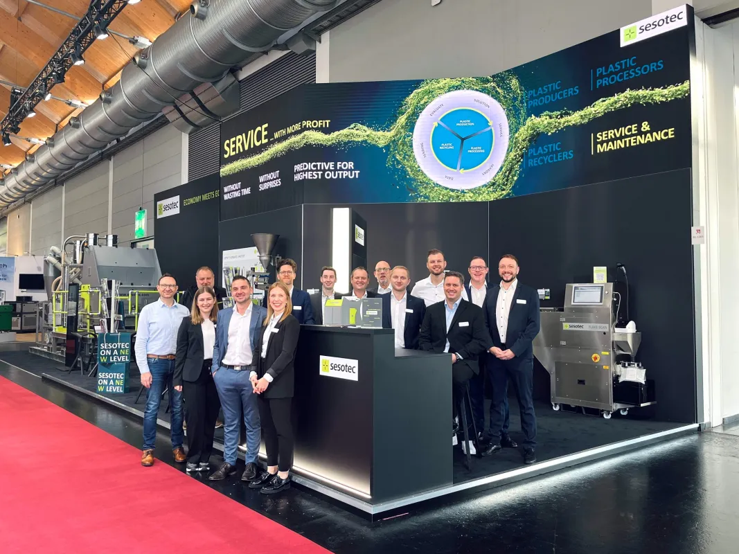 Das Sesotec Team auf der Fakuma freut sich über eine erfolgreiche Messe (Foto: Sesotec GmbH)