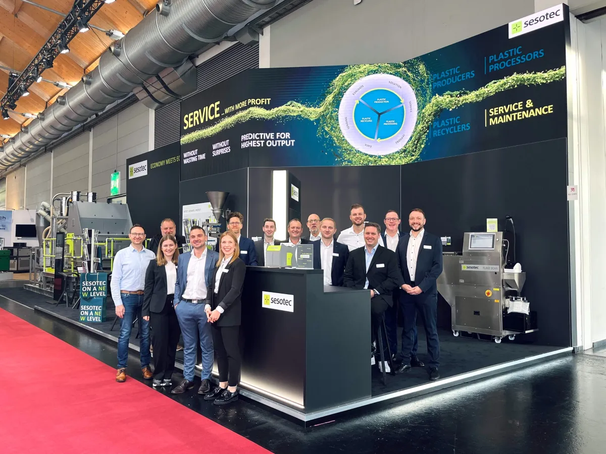 Das Sesotec Team auf der Fakuma freut sich über eine erfolgreiche Messe (Foto: Sesotec GmbH)