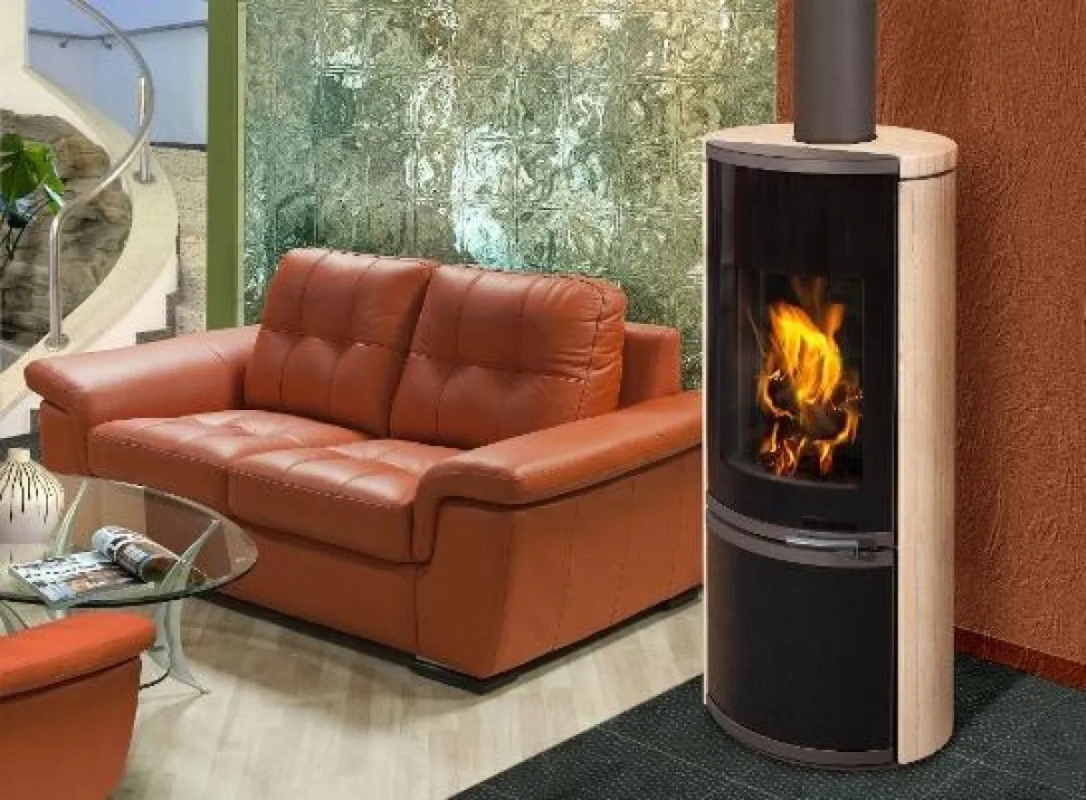 Der Kaminofen ?Hierro? ist besonders schmal und passt sich in dezenten Farbtönen harmonisch in die jeweilige Umgebung ein. Bild: tdx/Storch Kamine