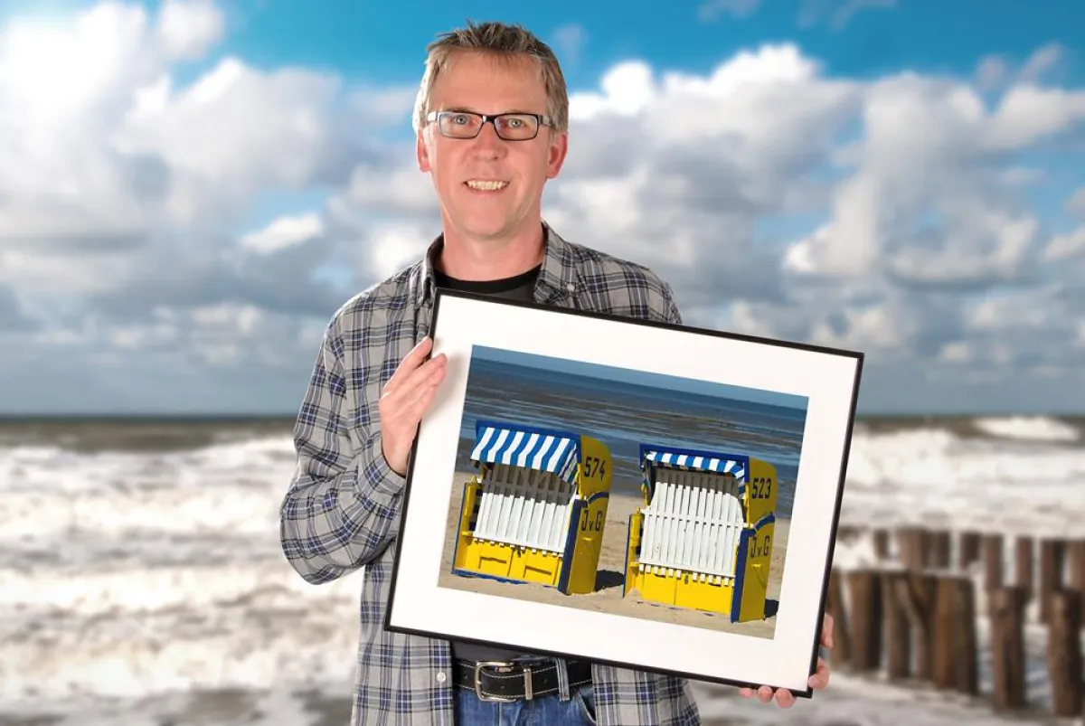 Marcus Ackermann mit einem seiner Nordseebilder