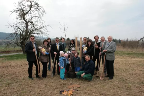 Bild: „Ein Kind, ein Baum!“