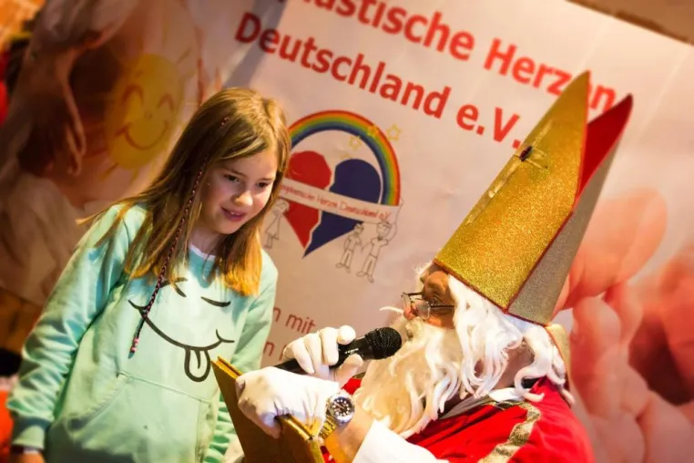 Bild: Strahlende Kinderaugen bei der Weihnachtsfeier für schwer herzkranke Kinder