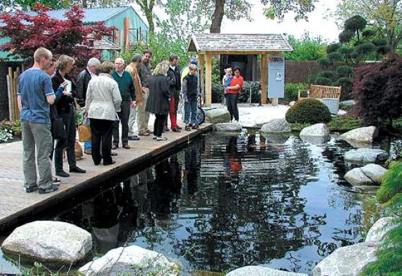 Bild: Tag des Swimmingteiches: Christian Bahl, Gärtner von Eden, öffnet Haus und Hof in Kiebitzreihe bei Elmshorn