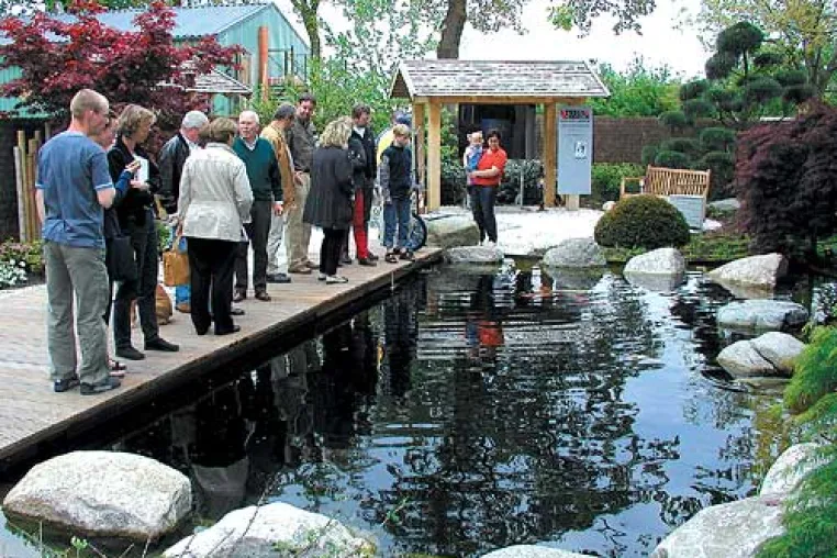 Tag des Swimmingteiches: Christian Bahl, Gärtner von Eden, öffnet Haus und Hof in Kiebitzreihe bei Elmshorn Bild: Tag des Swimmingteiches: Christian Bahl, Gärtner von Eden, öffnet Haus und Hof in Kiebitzreihe bei Elmshorn