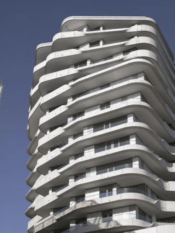 Der 56 m hohe Turm ist mit den 15 Wohnebenen und gastronomischen Einrichtungen das Glanzstück der Hamburger Hafencity.