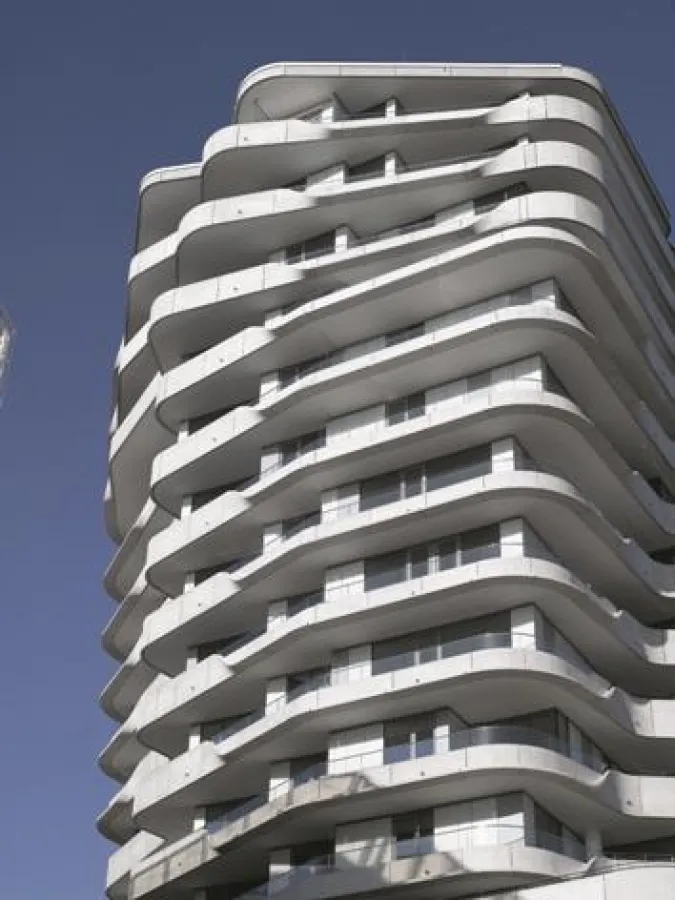 Der 56 m hohe Turm ist mit den 15 Wohnebenen und gastronomischen Einrichtungen das Glanzstück der Hamburger Hafencity.