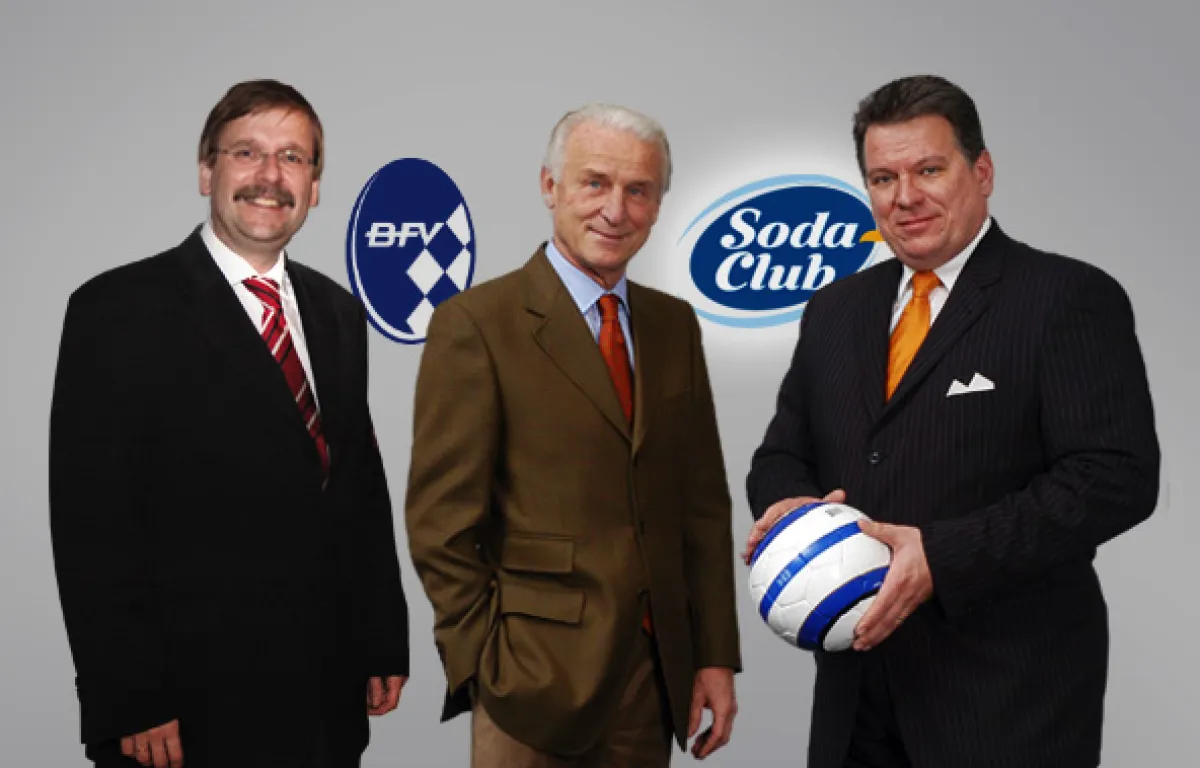 Dr. Rainer Koch, Präsident Bayerischer Fußball-Verband, Giovanni Trapattoni, Tomas Schwab, Geschäftsführer Soda-Club GmbH (v.l.n.r.)