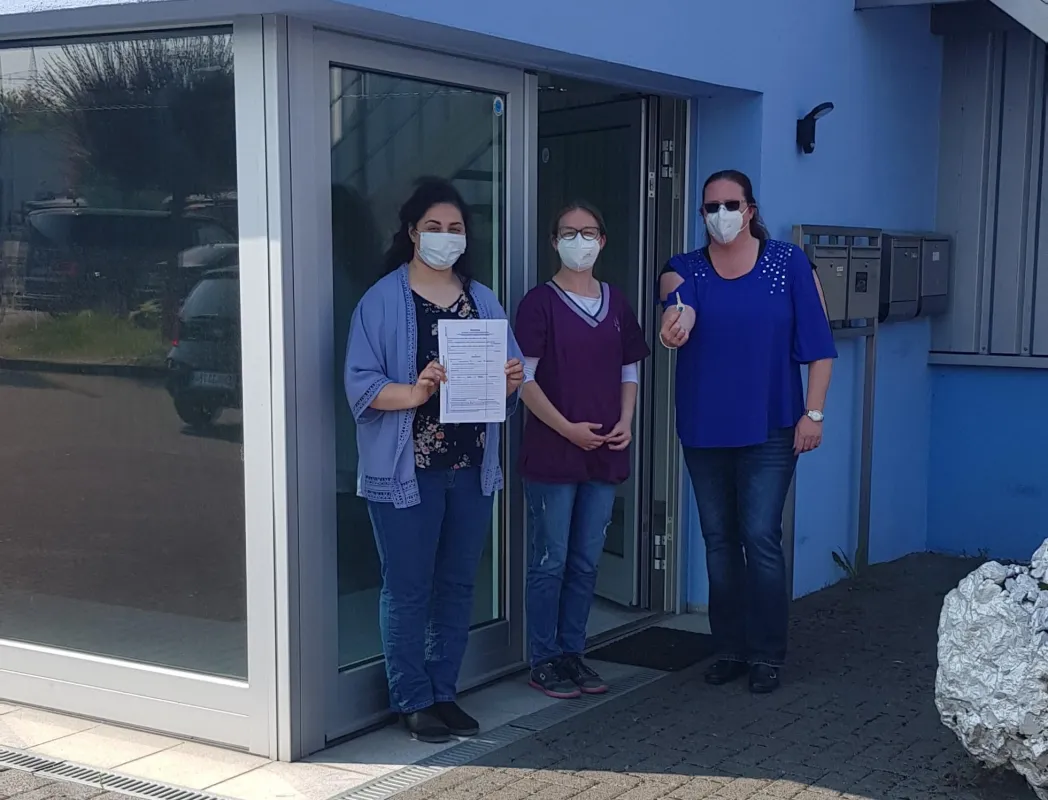 Kerstin Dornbusch (Prokuristin), Muska Saidi (PDL) & Alicja Ciesla (Stv. PDL) vor dem neuen Büro