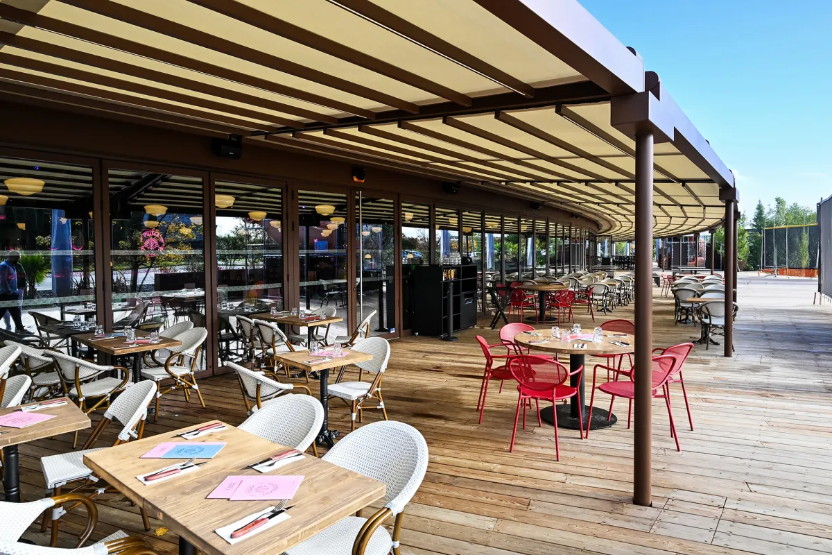 Neue markilux Markisenanlage in Südfrankreich beschattet eine Gastro-Location Fläche von 350 m². (© markilux)