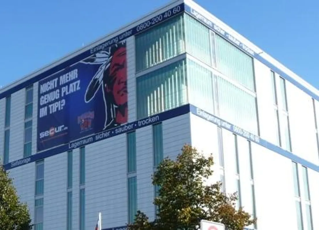 Aufsehenerregend an Hannovers Südschnellweg: Das Indians-Banner am Lagerhaus des Partners Secur Selfstorage.