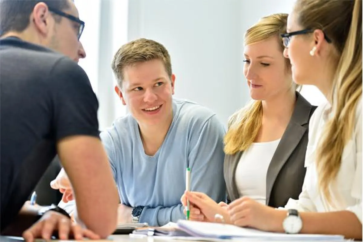 Schülerinnen und Schüler können am 18. November an einer Schnuppervorlesung an der HSW teilnehmen.