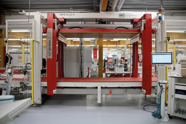 Bild: Energieschub für die Schrankfertigung: Durchlaufkorpuspresse SIMPRESS2020 bei ASSMANN Büromöbel