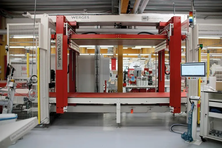 Energieschub für die Schrankfertigung: Durchlaufkorpuspresse SIMPRESS2020 bei ASSMANN Büromöbel Bild: Energieschub für die Schrankfertigung: Durchlaufkorpuspresse SIMPRESS2020 bei ASSMANN Büromöbel
