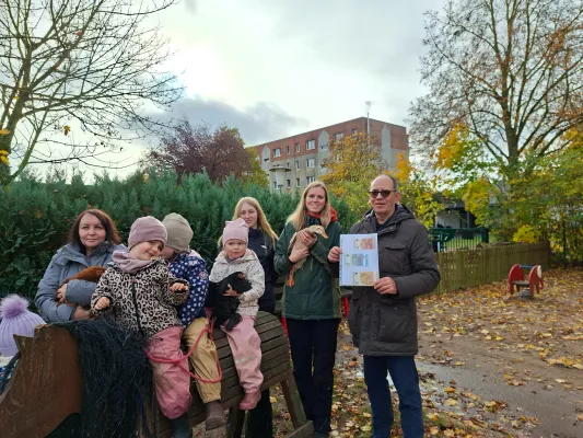 Bild: JUL-KITA in Groß Stieten / Dorf Mecklenburg profitiert aufgrund Hühner + Enten Kindergewöhnung   