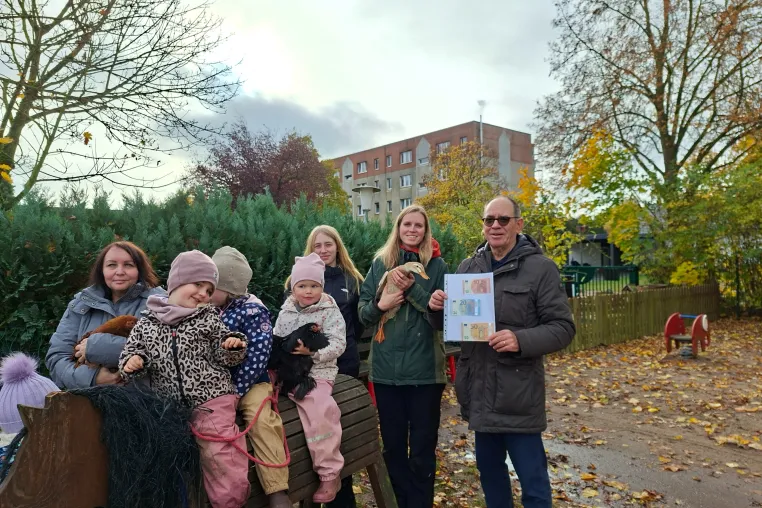 Bild: JUL-KITA in Groß Stieten / Dorf Mecklenburg profitiert aufgrund Hühner + Enten Kindergewöhnung   