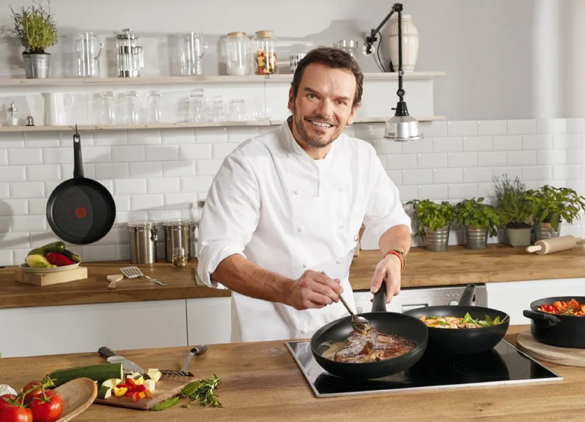 Mal schnell ein Schnitzel klopfen? Steffen Henssler mit einer Tefal Pfanne aus der So Tough-Serie