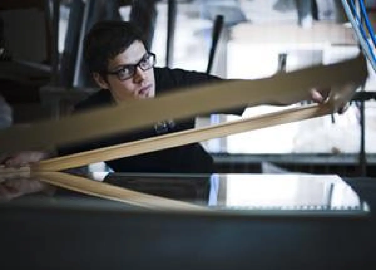 Andrei Venglinsky bei der Kaschierarbeit