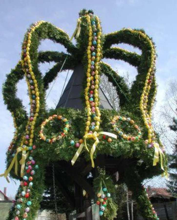 Geschmückter Osterbrunnen