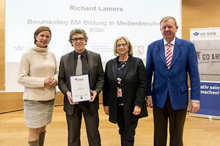 Bild: bm erhält Sonderpreis der ZNS - Hannelore Kohl Stiftung