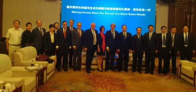 Bild: Harbin: Oberbürgermeister Sun Zhe begrüßt deutsche Delegation und Magdeburg