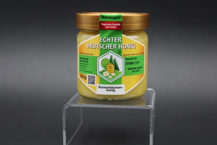 Sonnenblumenhonig aus der Imkerei Ahrens Deutscher Honig mit Gold prämiert Bild: Sonnenblumenhonig aus der Imkerei Ahrens Deutscher Honig mit Gold prämiert