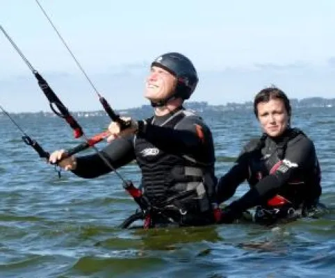 Kitesurfen lernen in Deutschland, aber wo? Tipps für die Suche nach einer Kiteschule Bild: Kitesurfen lernen in Deutschland, aber wo? Tipps für die Suche nach einer Kiteschule