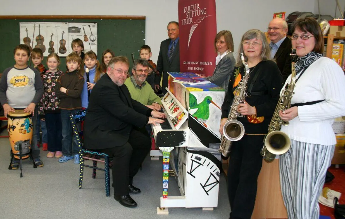 Kinder des Schulorchesters und des Schulchores nehmen die Auszeichnung freudig entgegen.