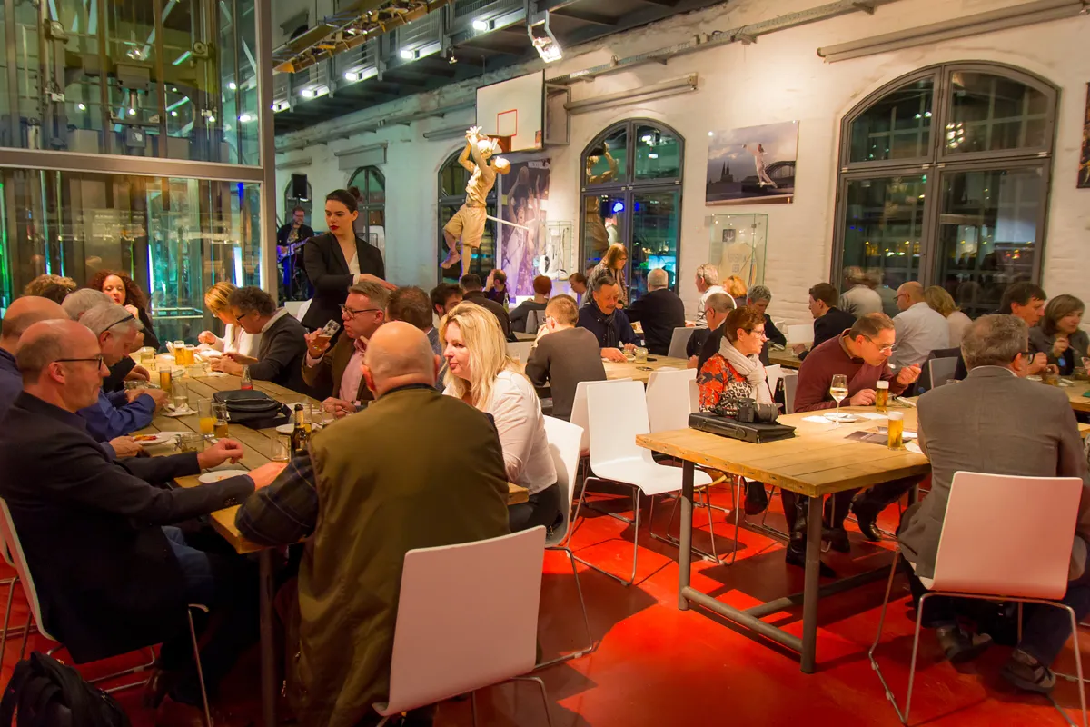 Die RAUM19 begeistert auch mit einem einzigartigen Ambiente (© RELAX Natürlich Wohnen GmbH)