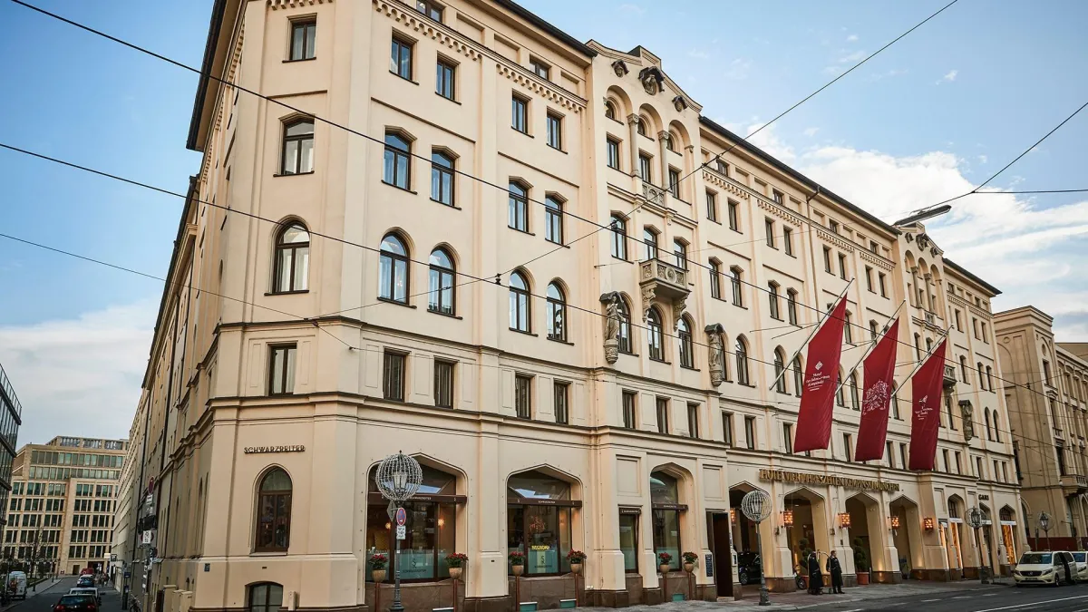 Das Hotel Vier Jahreszeiten steht im Herzen Münchens, unweit entfernt von Sehenswürdigkeiten wie der