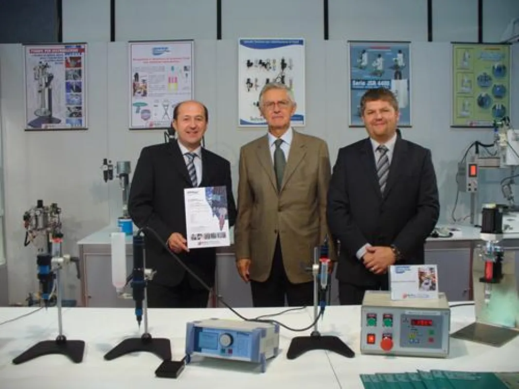 v.l. Horst Kelsch, Geschäftsfeldleiter Komponennten & Geräte/Viscotec, Marco Invernizzi, Geschäftsführer E.O.I., F. Xaver Leibinger, Produktmanager Komponenten & Geräte/ViscoTec
