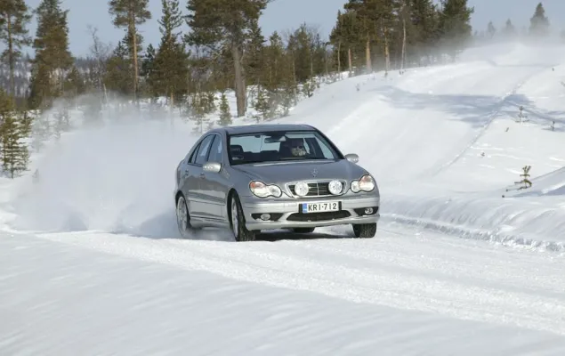 Bild: Nokian WR – der neue Winterreifen mit außergewöhnlichem Aquaplaningschutz bei Schneematsch