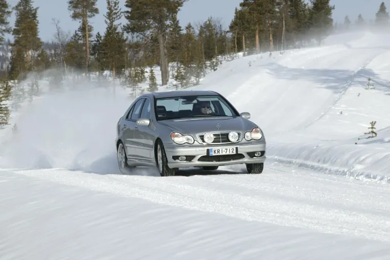 Bild: Nokian WR – der neue Winterreifen mit außergewöhnlichem Aquaplaningschutz bei Schneematsch