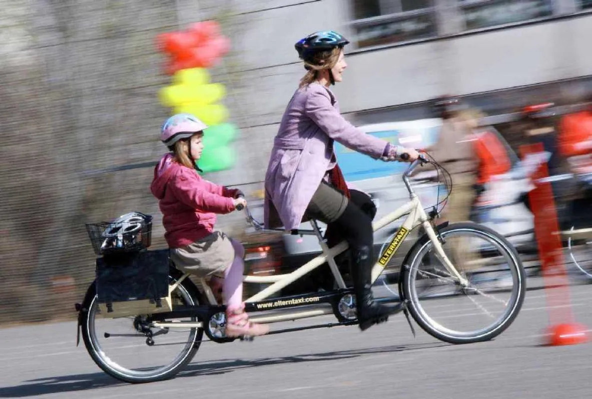 Ohne Auto zur Schule: Die Initiative ELTERNTAXI bringt Familien bundesweit aufs Tandem.