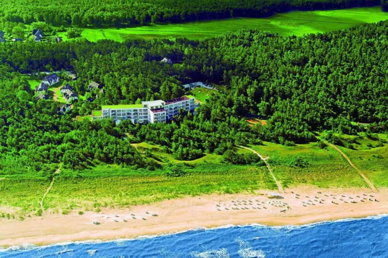 Bild: Neue TV-Reihe »Ganz in Wei? in SAT.1 – Strandhotel Fischland als Drehort