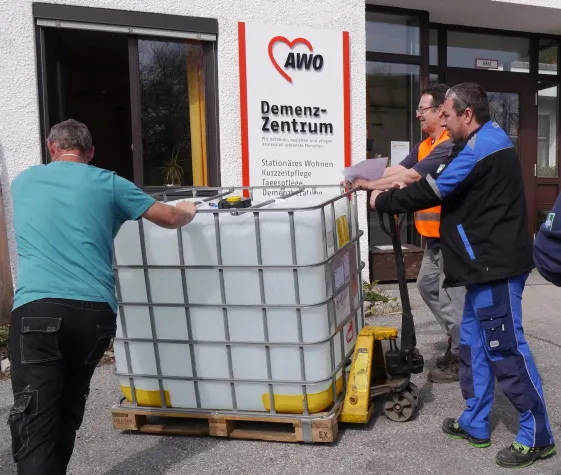 Bild: Wolfratshauser Unternehmen spendet an das AWO Demenz-Zentrum 1000 Liter Handdesinfektionsmittel