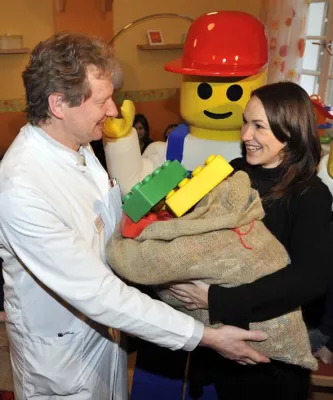 Bild: Buntes Weihnachtsgeschenk - 55.000 LEGO® Steine für Berliner Kinderkrankenhaus gespendet