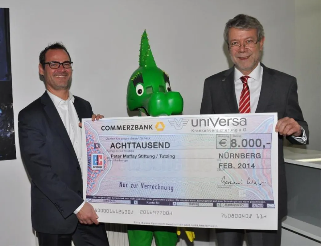 uniVersa Vorstandsvorsitzender Gerhard Glatz (rechts) übergibt den Spendenscheck an Albert Luppart