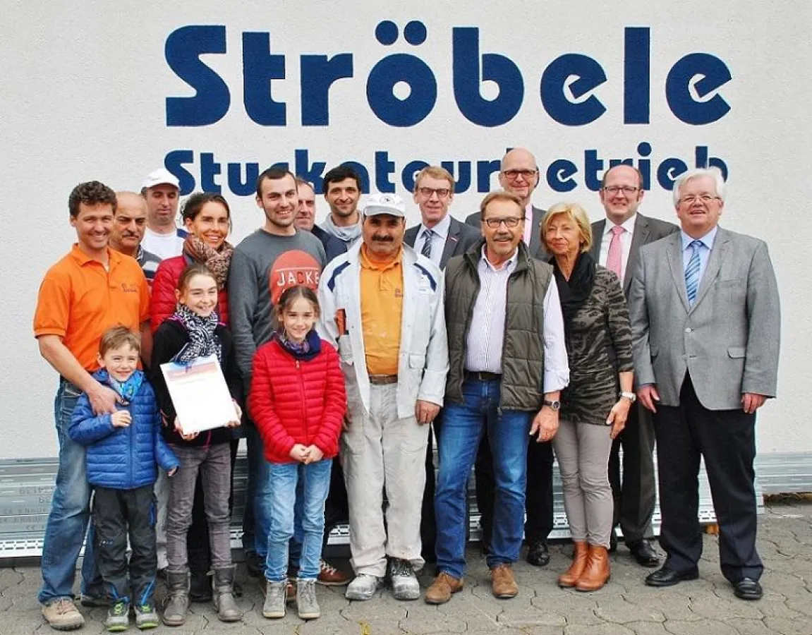 Zoltan Boros (7. v.l.) vom Stuckateurbetrieb Ströbele wurde als Lehrling des Monats ausgezeichnet