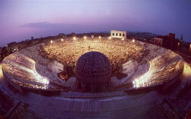 Bild: Arena-Gala mit Placido Domingo - Stars und Opern-Klassiker beim 87. Festival in Verona