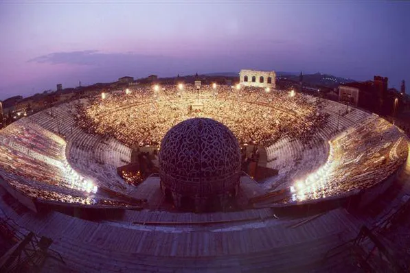 Bild: Arena-Gala mit Placido Domingo - Stars und Opern-Klassiker beim 87. Festival in Verona