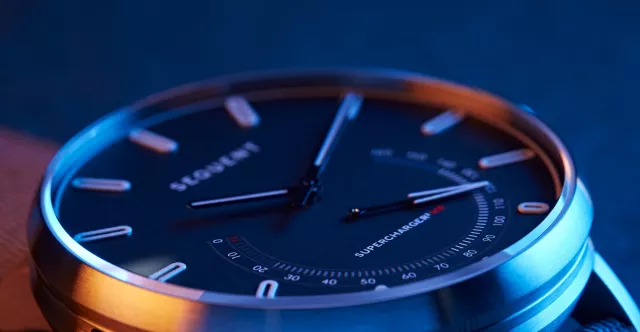 Bild: SEQUENT Elektron – Die erste smarte und selbstladende Uhr aus Titan