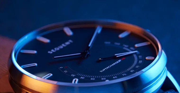 Bild: SEQUENT Elektron – Die erste smarte und selbstladende Uhr aus Titan